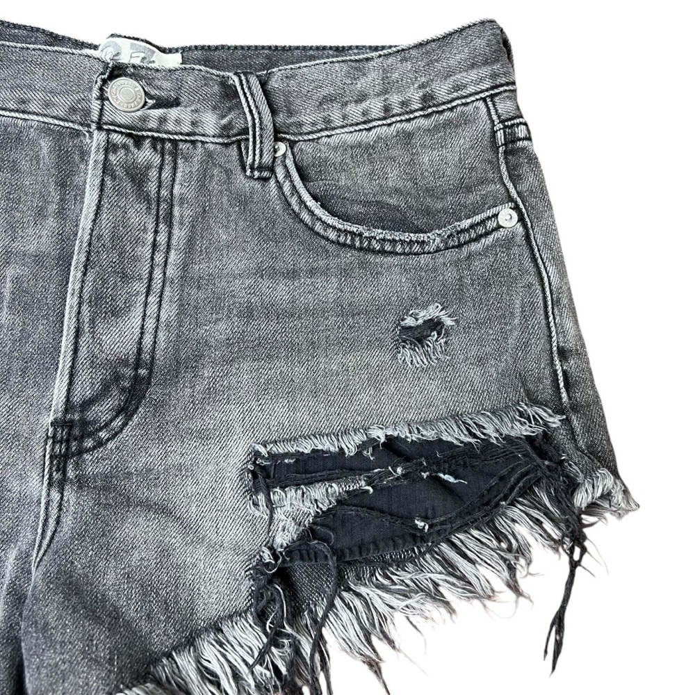 We The Free Faded Black Distressed Jean Shorts Size 27 - Picture 4 of 10